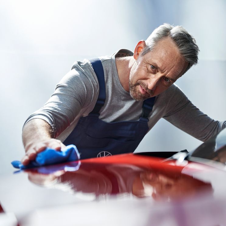 Volkswagen Techniker beim Polieren von Lack