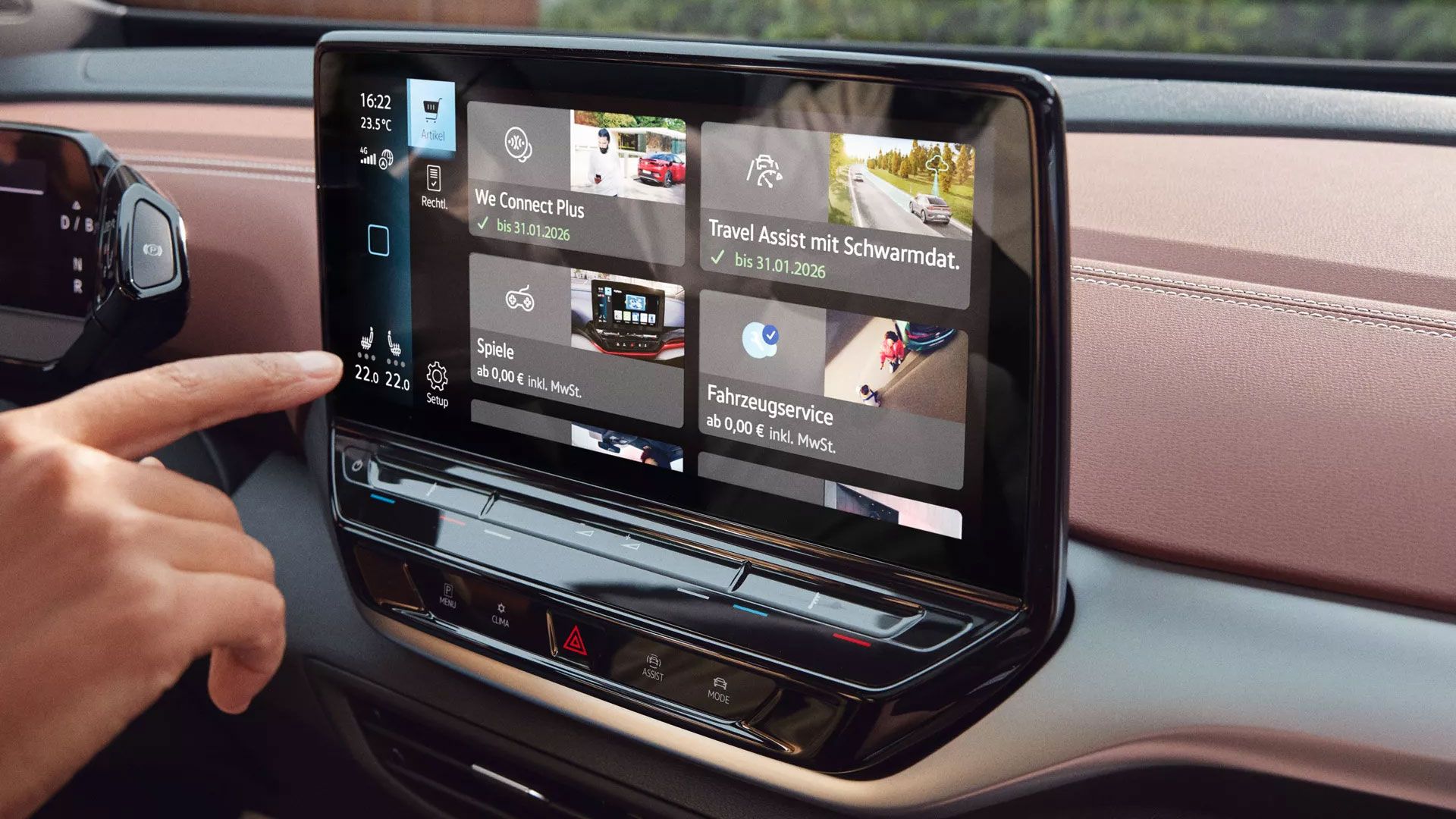 ID.5 Besitzer bedient die In-Car App im VW ID.5