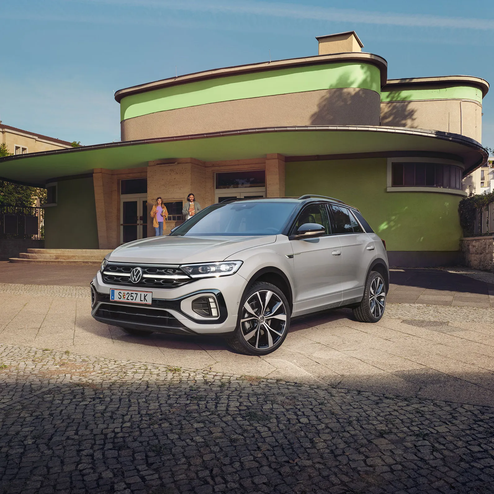 Der VW T-Roc R-Line geparkt vor Gebäude
