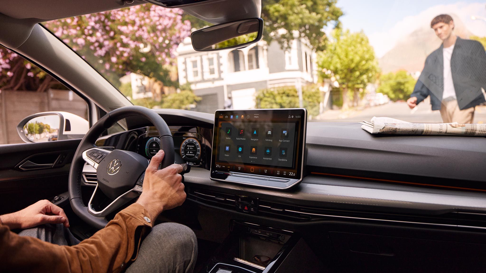 Interieur des Golf 8 PA mit Digital Cockpit und Infotainment-System.