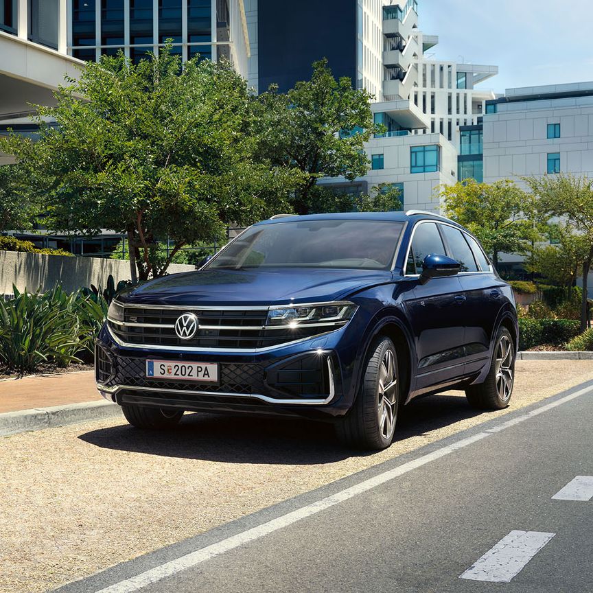 Ein Volkswagen Touareg parkt an einer Straße in einer Stadt