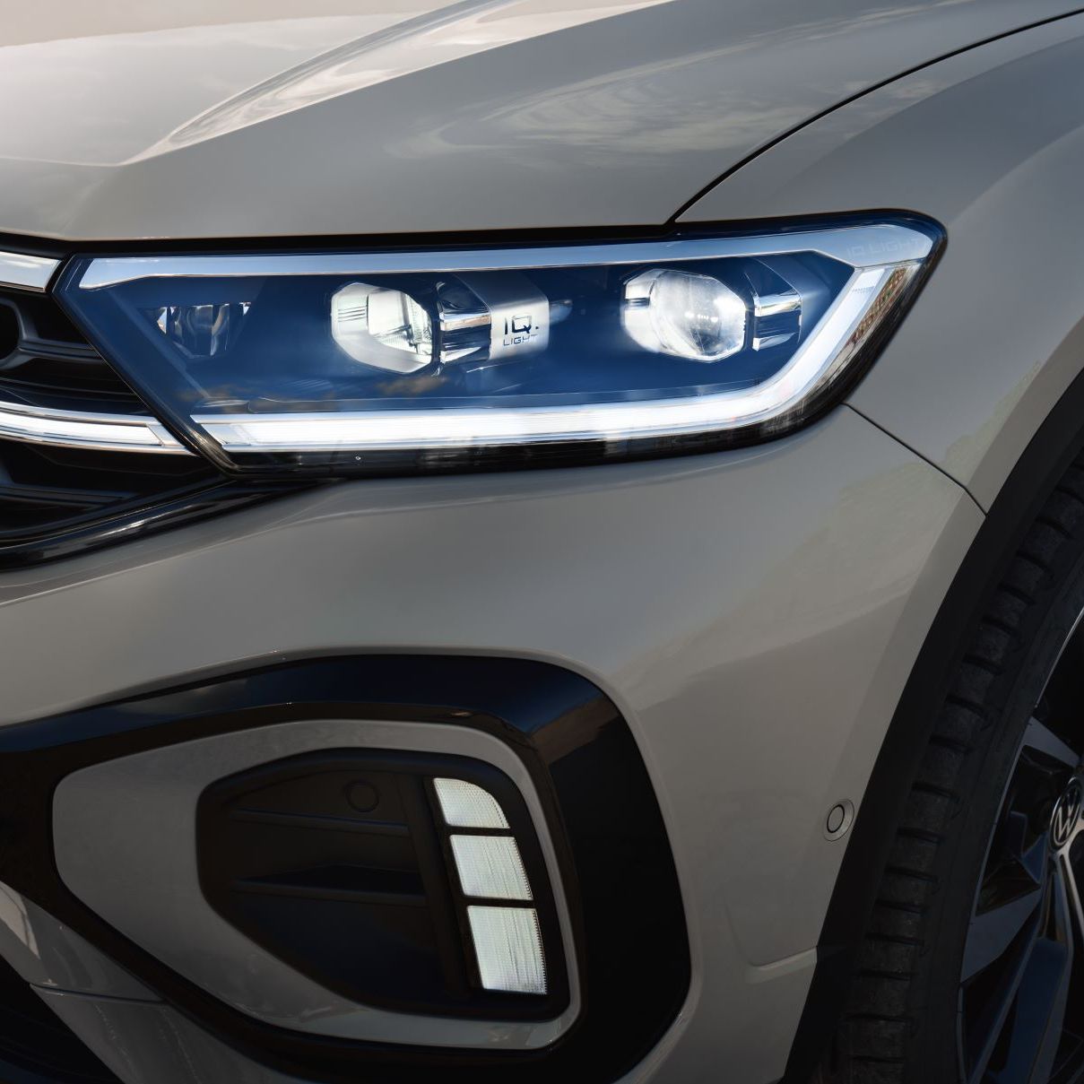 VW T-Roc R-Line Front in Weiß, Detailansicht des IQ.LIGHT