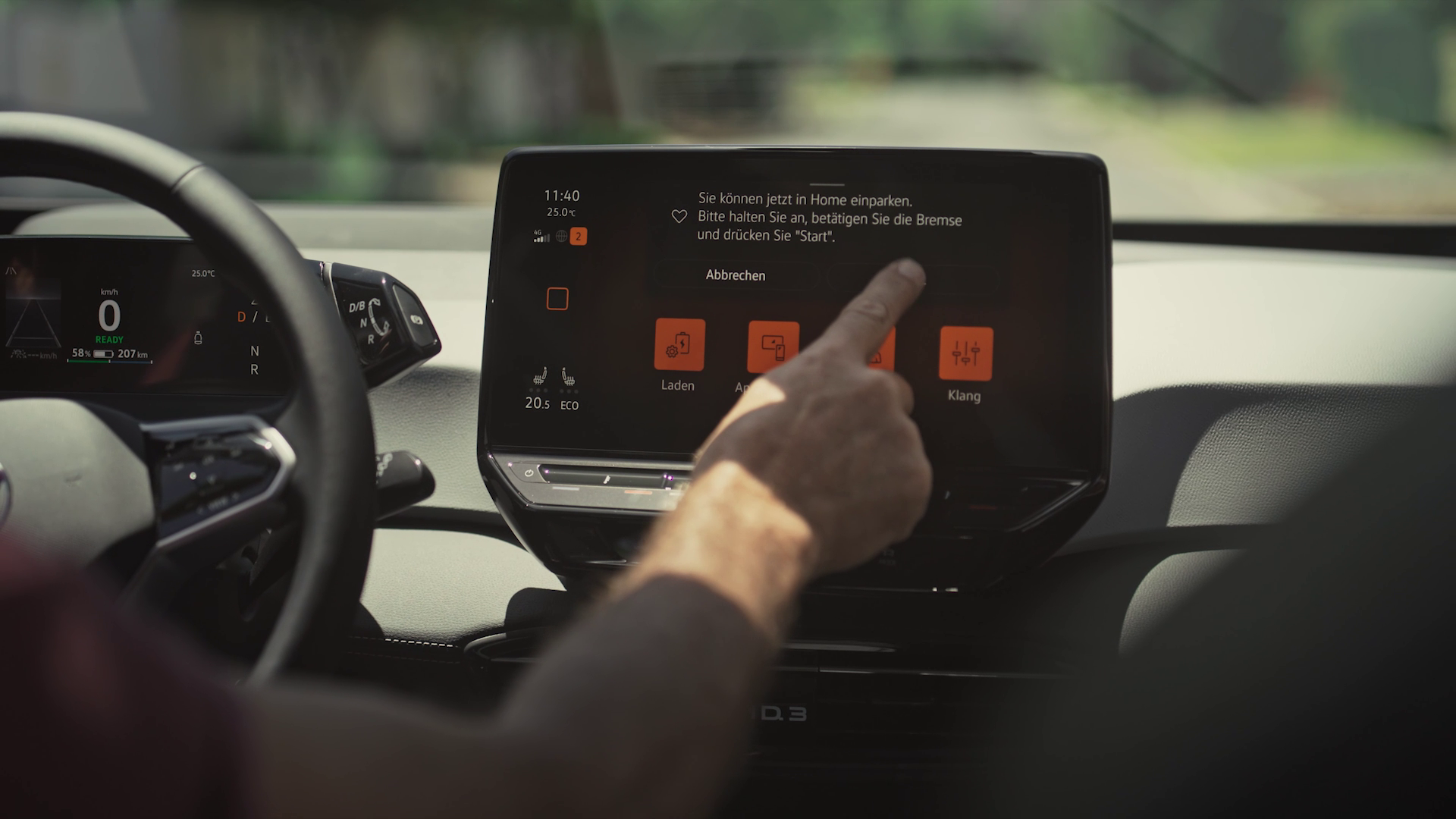 VW ID.3 Fahrer bedient Infotainmentsystem