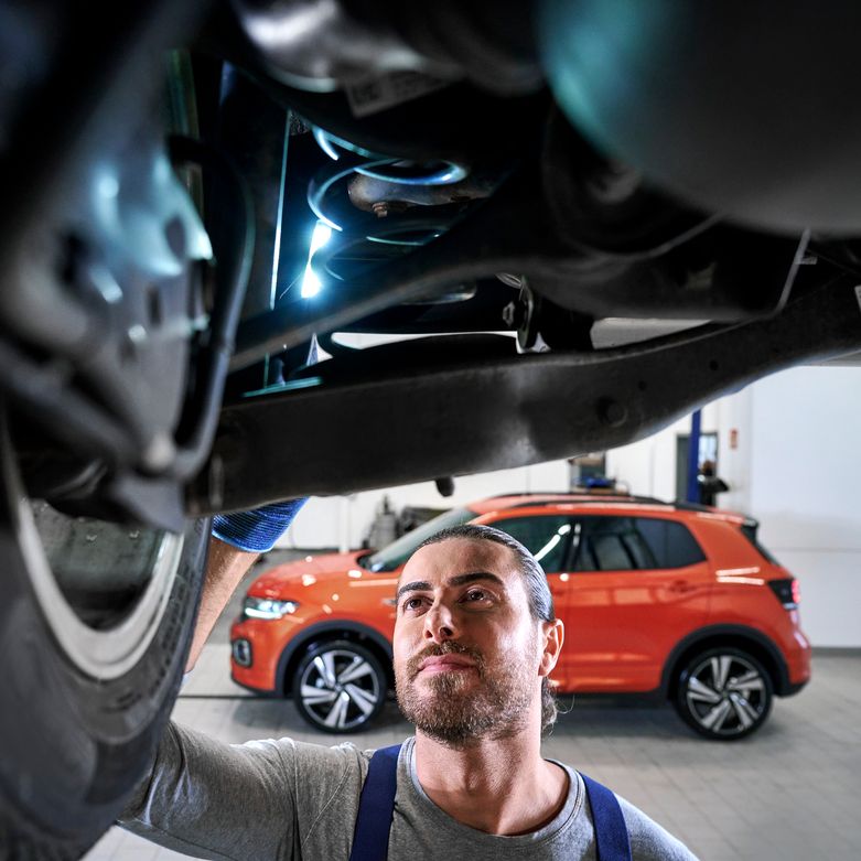 Ein VW Techniker überprüft einen Volkswagen Stoßdämpfer