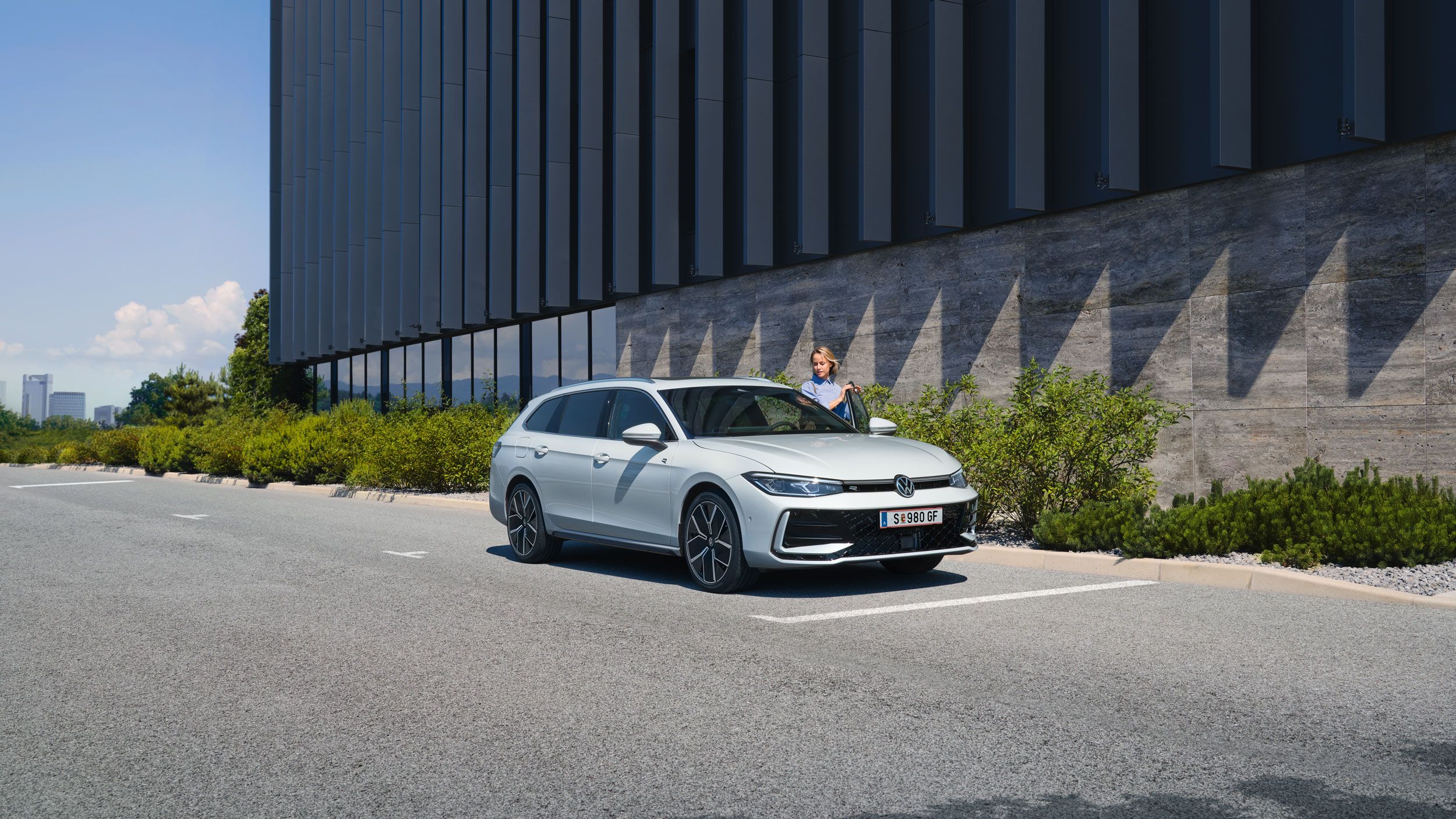 Frau steig in weißen VW Passat R-Line