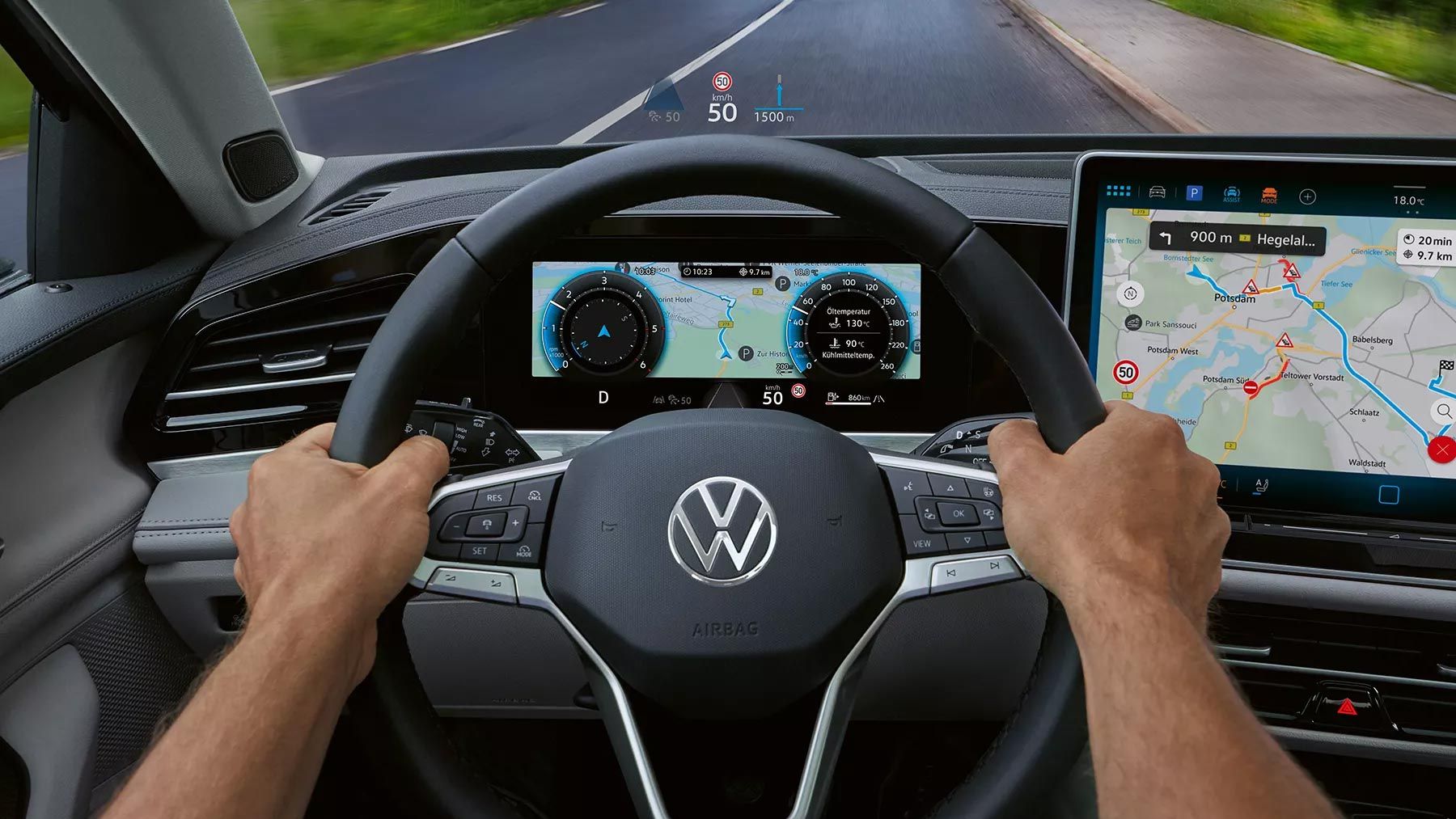 Blick auf das Lenkrad und Digital Cockpit mit Navigation im VW Passat