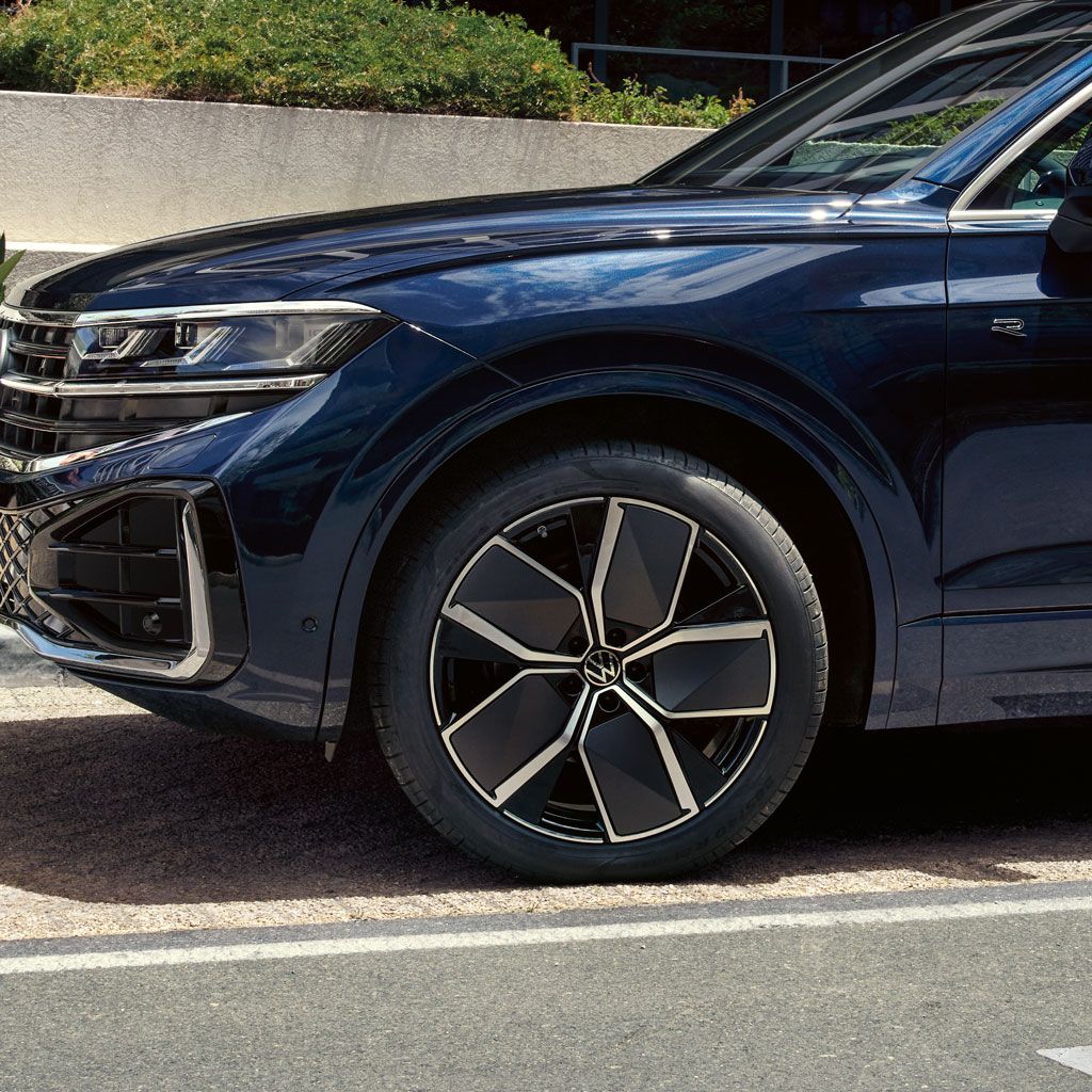 Detailansicht des linken Vorderrades eines VW Touareg R-Line