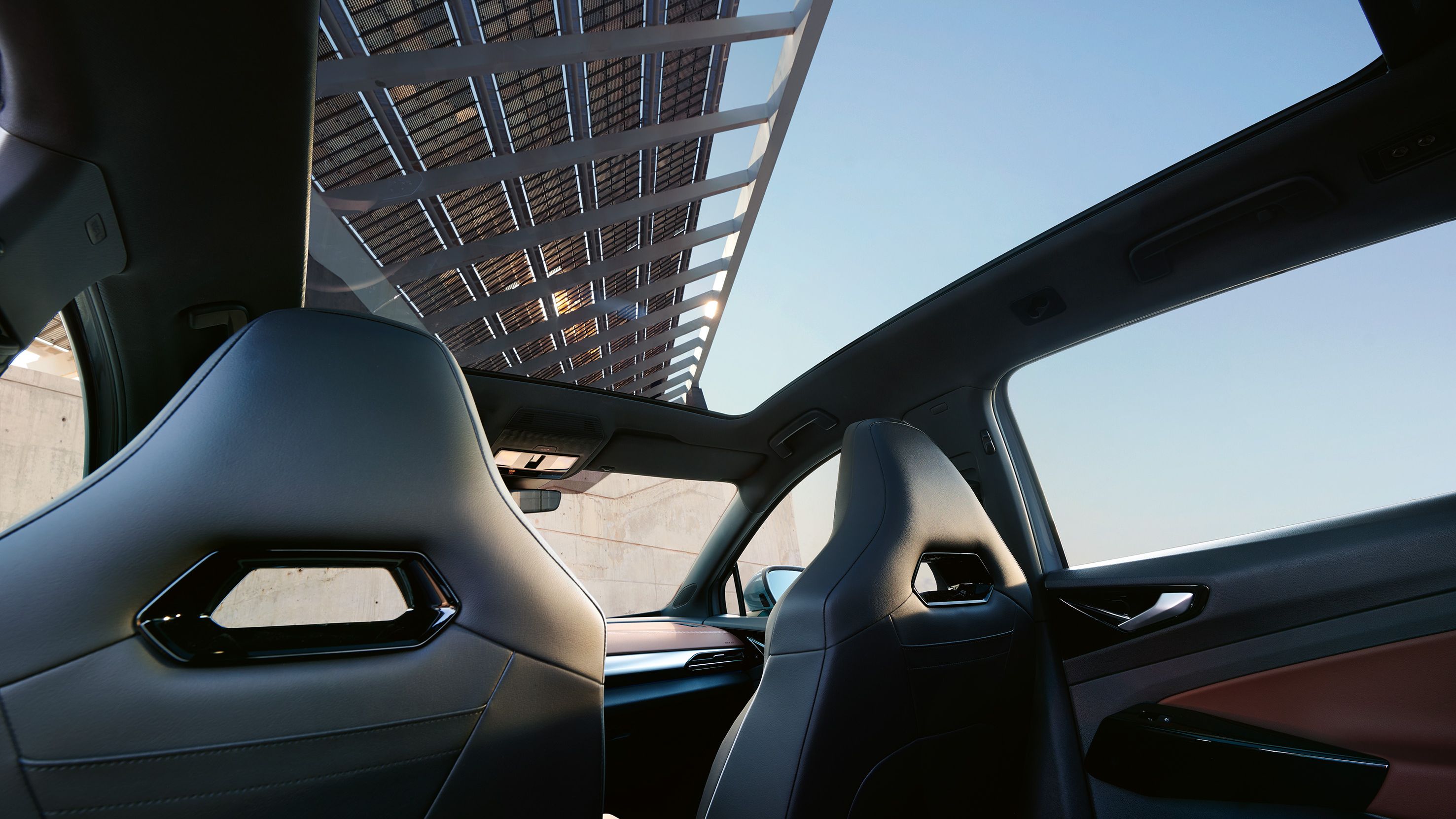 Blick von der Rückbank des VW ID.5 durch das große Panoramadach