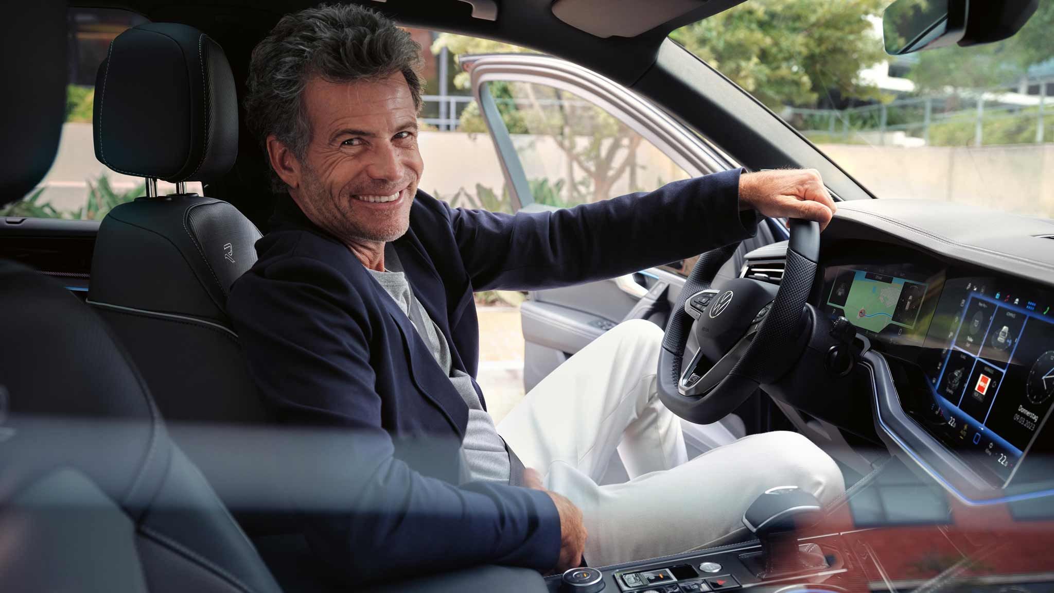 Mann sitz in einem Touareg eHybrid