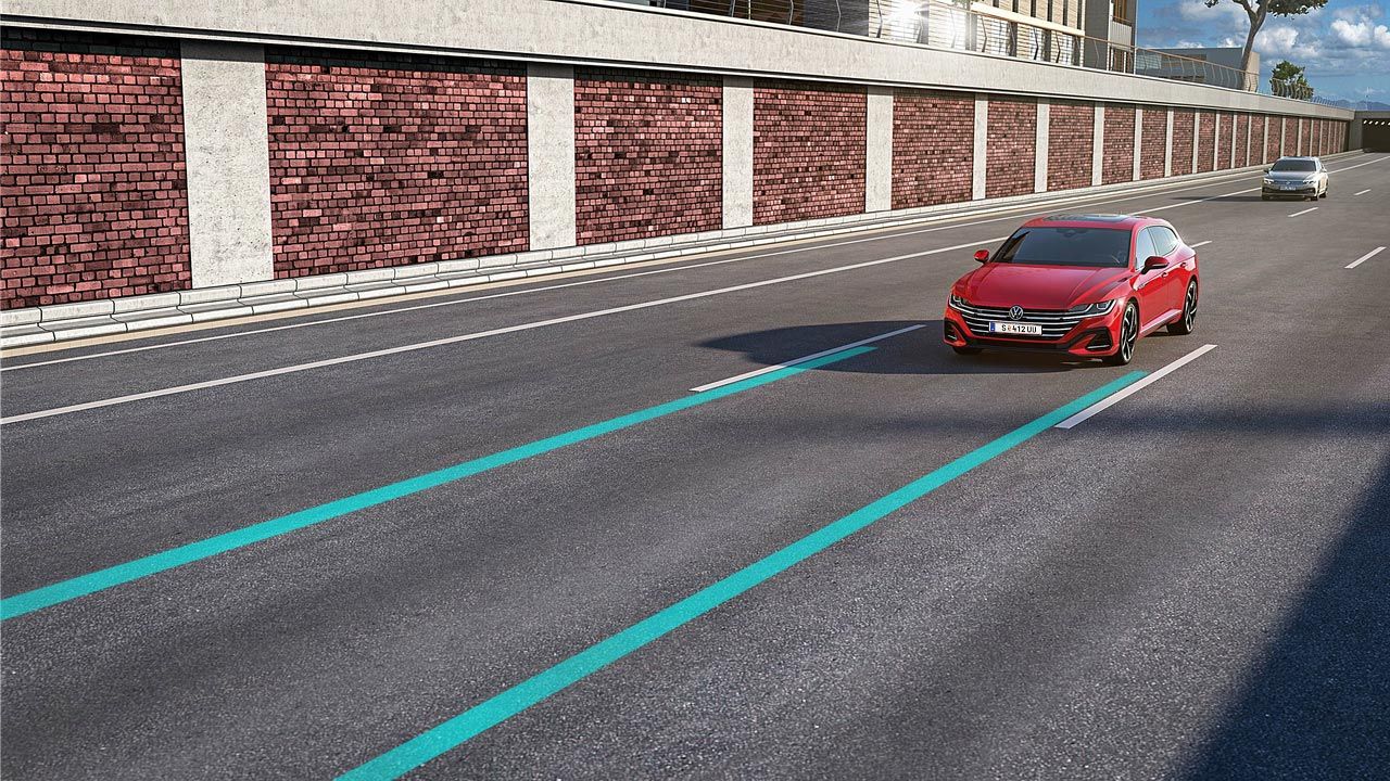 Die LED-Matrixscheinwerfer im Fokus eines weißen VW Passat.