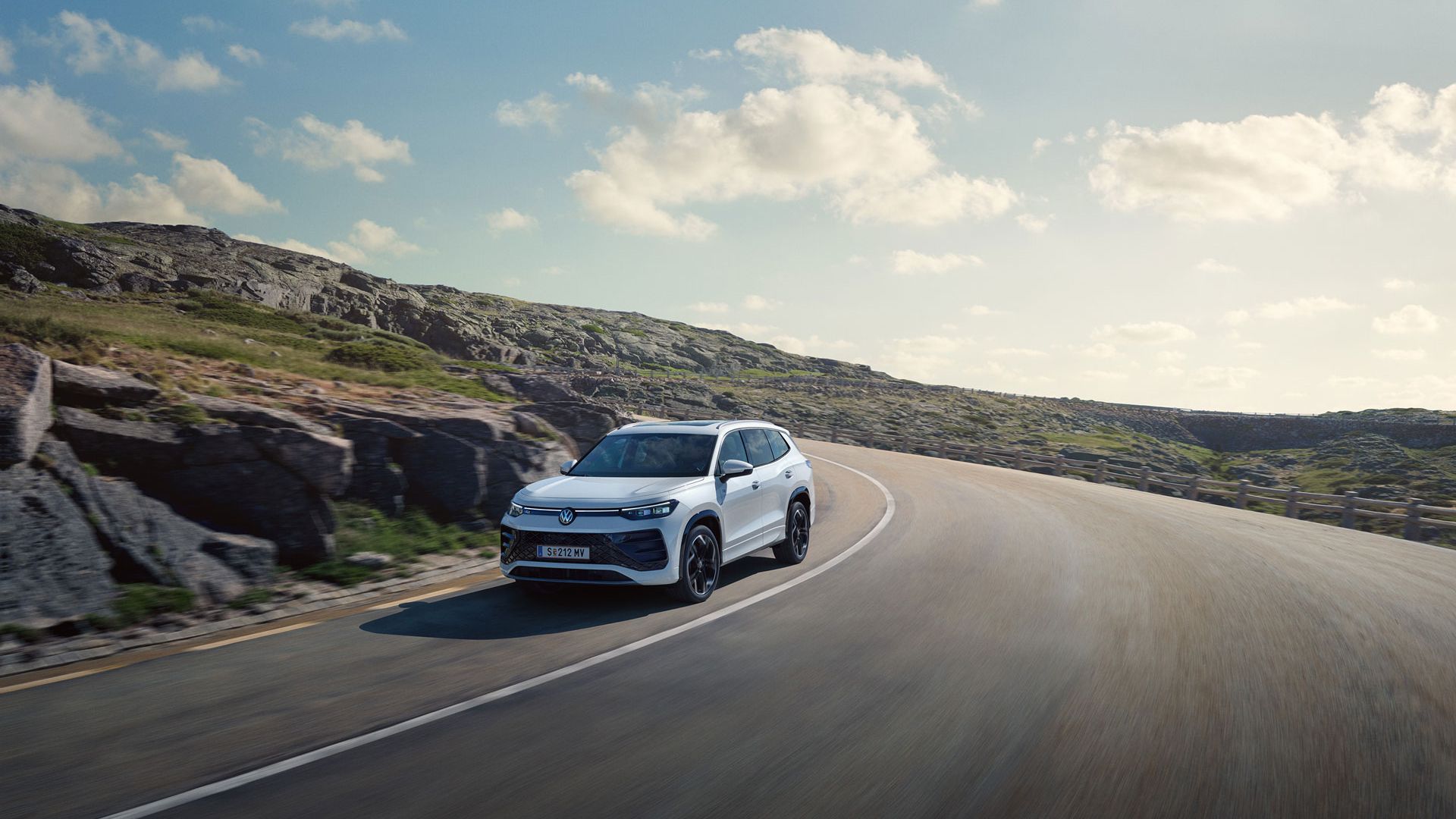 Tayron fährt auf einer Bergstraße