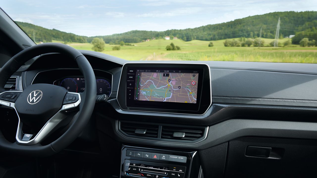 Detailansicht des Cockpits und Navigationssystem eines VW T-Cross