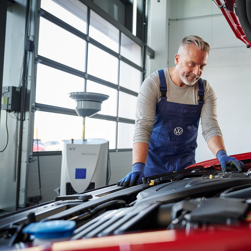 Volkswagen Service-Techniker beim Schnellservice