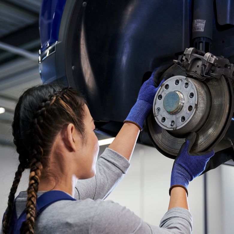 Volkswagen Technikerin beim Bremsenservice