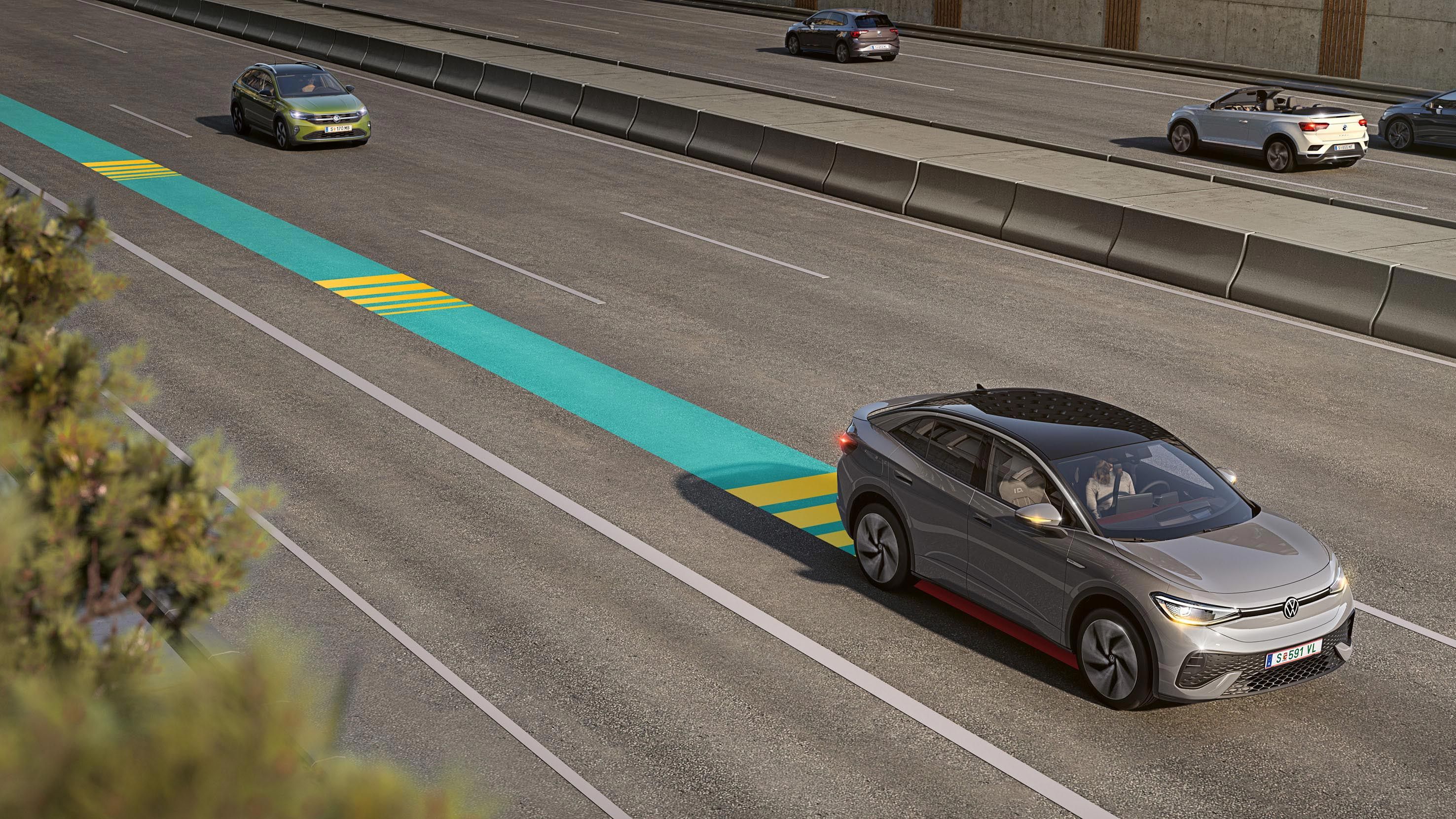 VW ID.5 bewegt sich im Straßenverkehr, dabei wird der Emergency Assist genutzt und im Bild schematisch dargestellt.