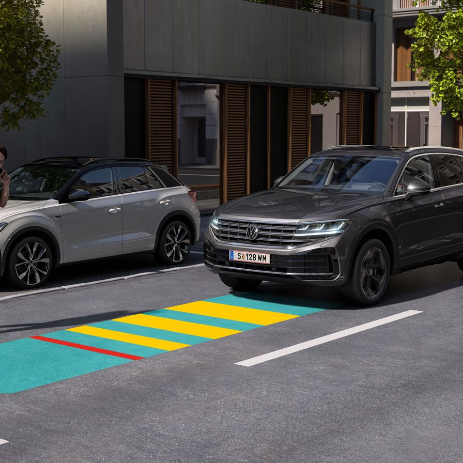 Grafik zeigt, wie der Notbremsassistent „Front Assist“ im VW Touareg funktioniert. 