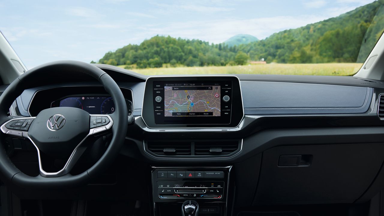 Detailansicht des Cockpits und Navigationssystem eines VW T-Cross