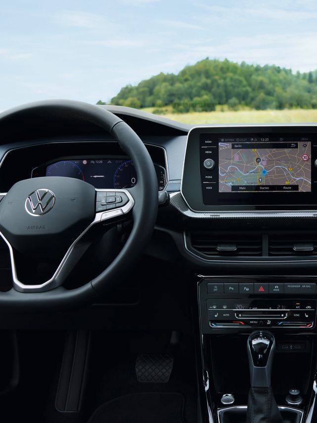 Detailansicht des Cockpits und Navigationssystem eines VW T-Cross