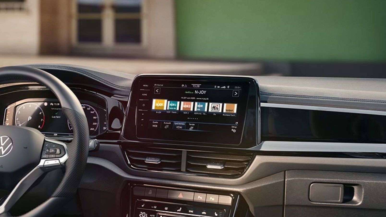  Multifunktionslenkrad, Radio und Klimaanlage im VW T-Roc R-Line