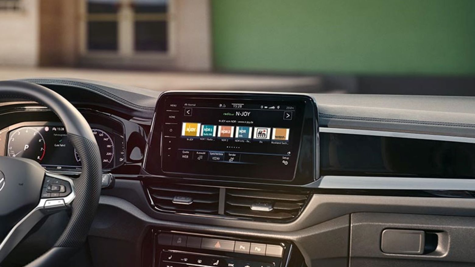  Multifunktionslenkrad, Radio und Klimaanlage im VW T-Roc R-Line