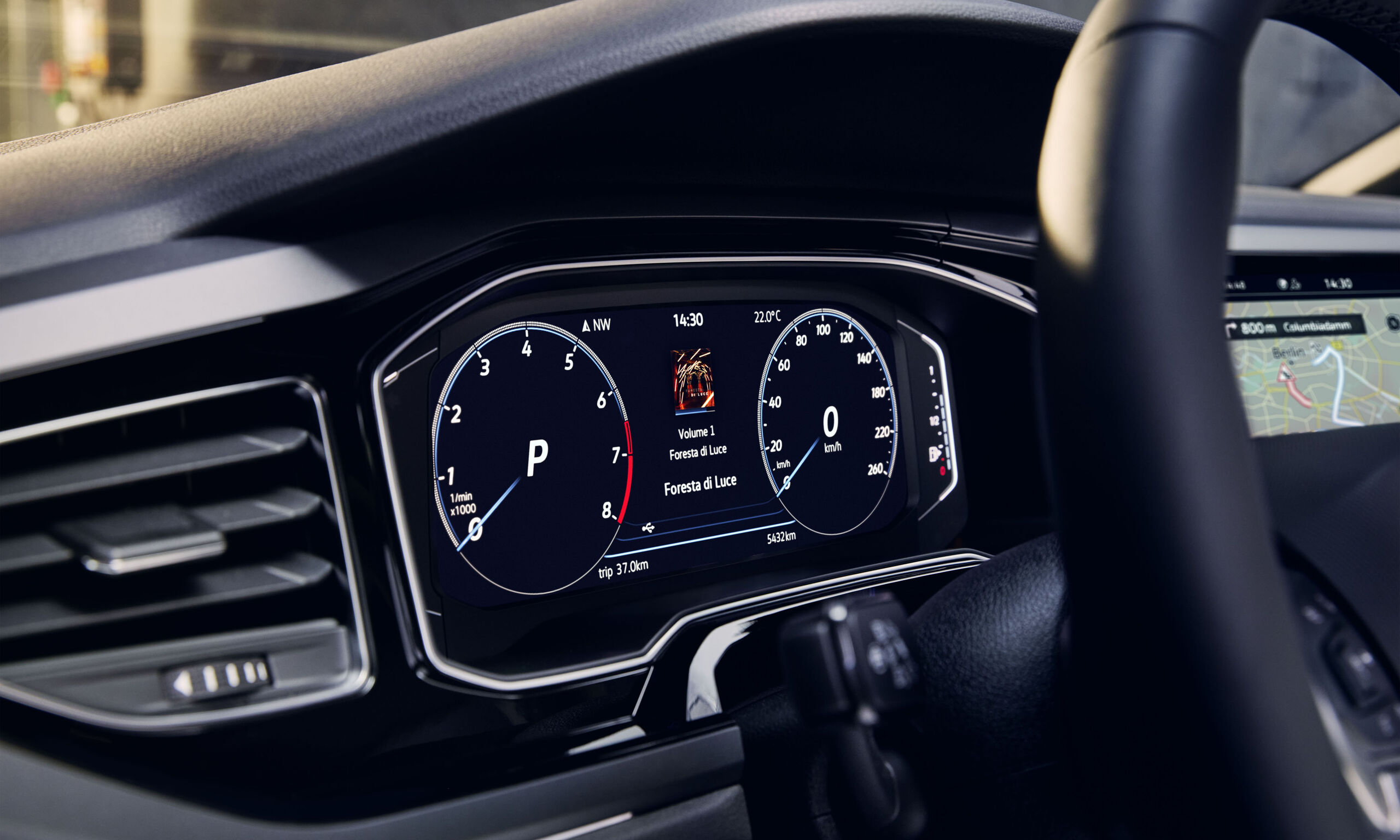 Detailaufnahme des optionalen Digital Cockpit Pro im VW Polo, darauf abgebildet sind unter anderem Tacho und Navigation.