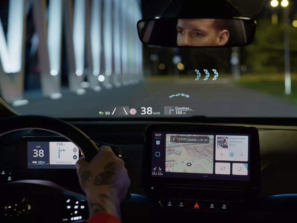 Shikoni përmes xhamit të përparmë të VW ID.3 me Augmented Reality Head-up-Display