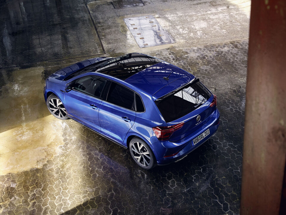 Blick von oben auf einen VW Polo in Blau mit optionalem Panorama-Schiebedach. 