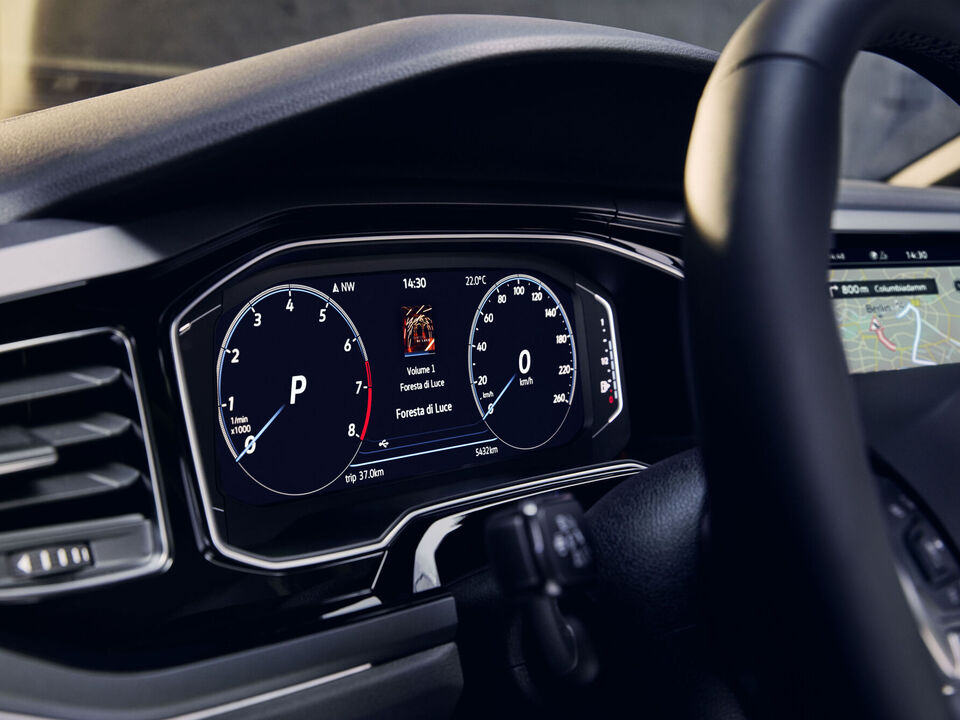 Detailaufnahme des optionalen Digital Cockpit Pro im VW Polo, darauf abgebildet sind unter anderem Tacho und Navigation.