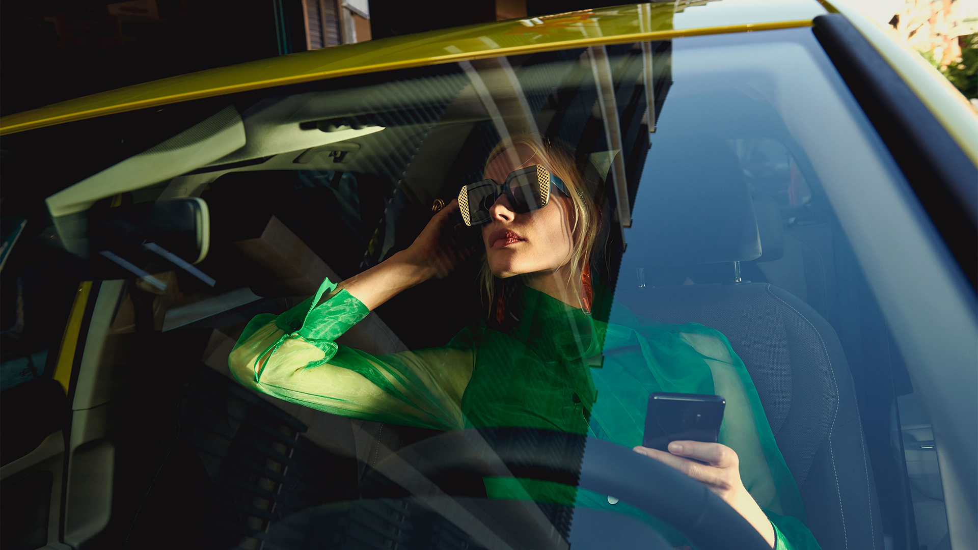 Eine Frau sitzt auf dem Fahrersitz VW Golf und schaut entspannt durch die Windschutzscheibe 