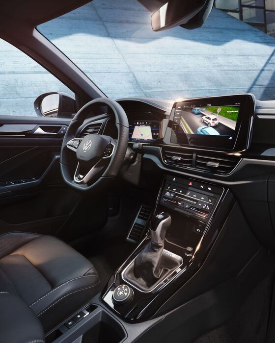 VW T-Roc Interieur, Sicht vom Beifahrersitz auf Fahrersitz und Cockpit mit Multifunktionslenkrad und Infotainment-System.