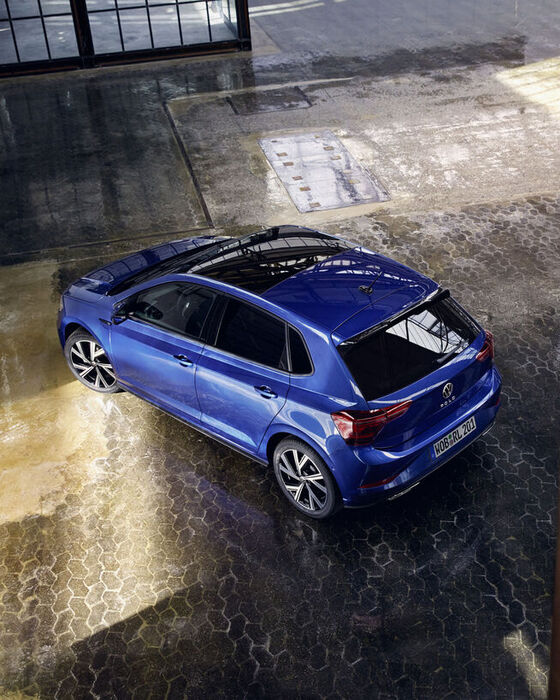 Blick von oben auf einen VW Polo in Blau mit optionalem Panorama-Schiebedach. 
