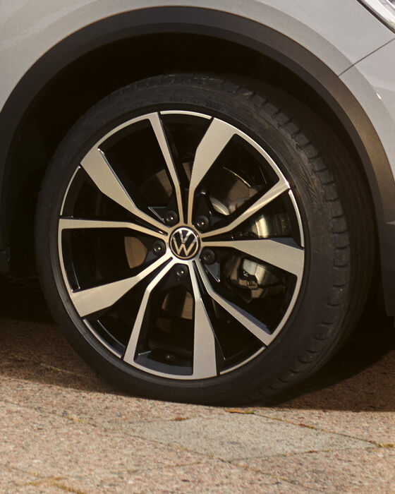 VW T-Roc in Weiß, Detailansicht der Felge Misano in Schwarz / glanzgedreht