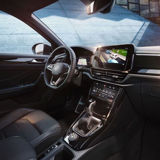 VW T-Roc Interieur, Sicht vom Beifahrersitz auf Fahrersitz und Cockpit mit Multifunktionslenkrad und Infotainment-System
