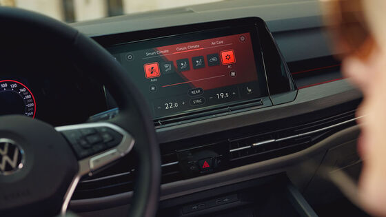 Radiodisplay im VW Golf zeigt verschiedene Klimaeinstellungen